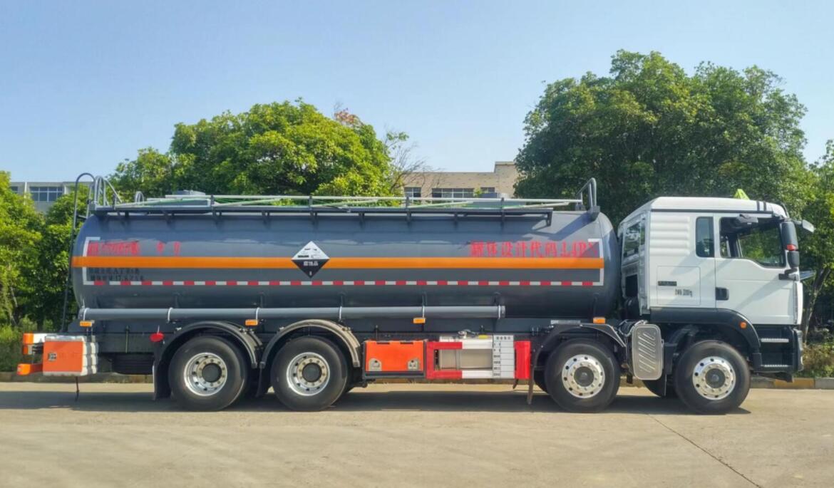 腐蝕性物品罐式運(yùn)輸車(chē)（LDW5328GFWZ6）